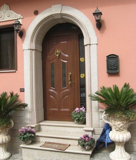 portone ad arco con elementi in marmo