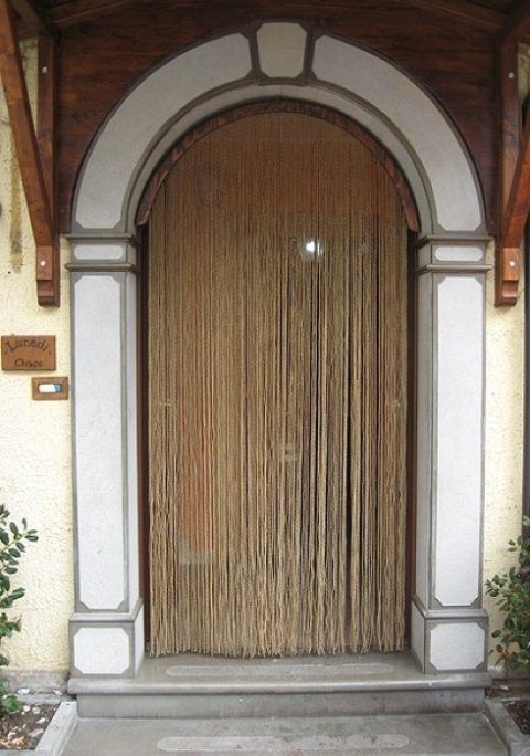 porta ad arco con colonne in marmo