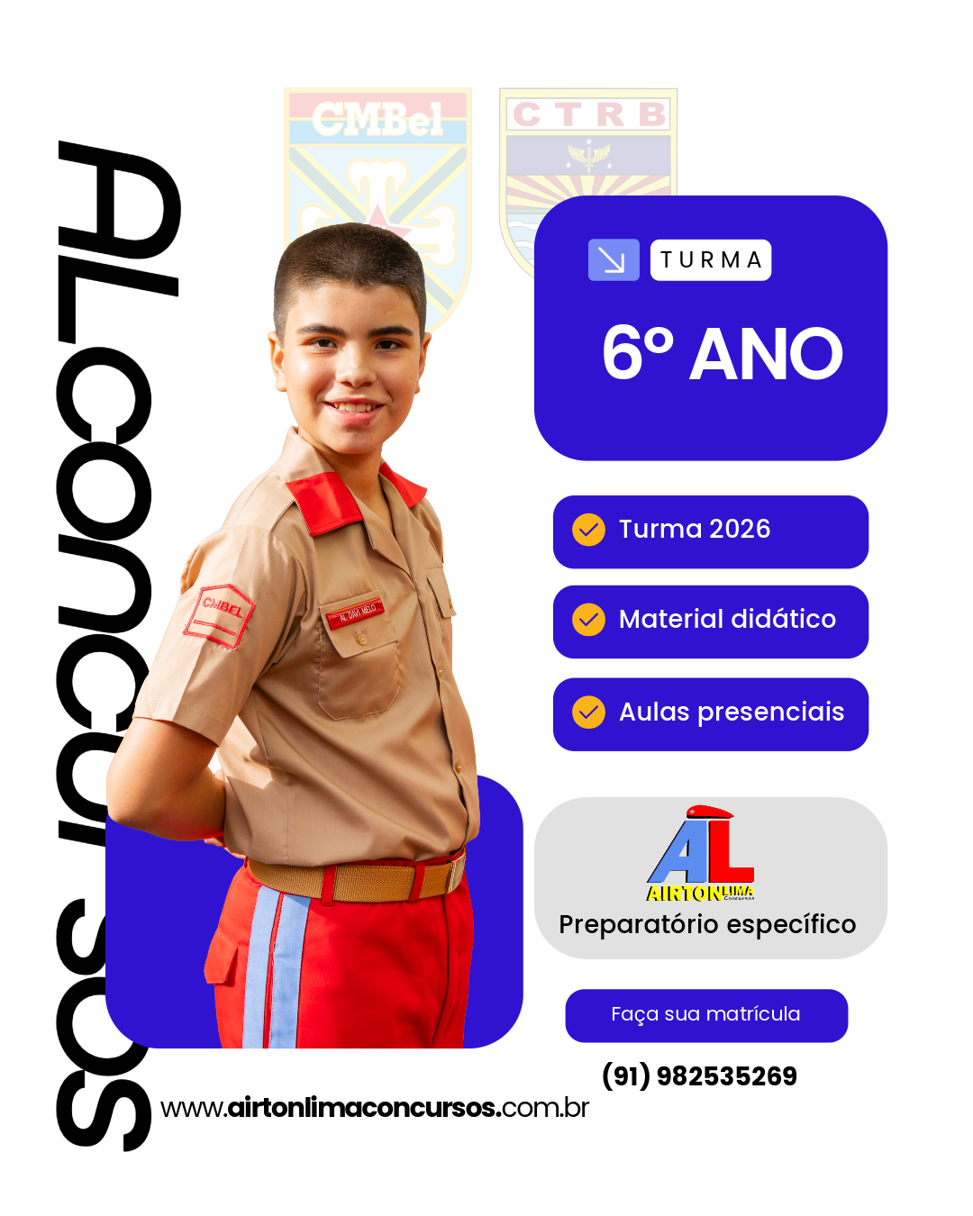 Um garoto de uniforme escolar envia uma mensagem de texto com