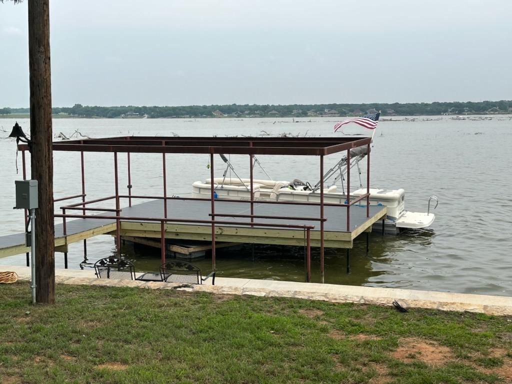 A boat is docked at a dock on a lake.