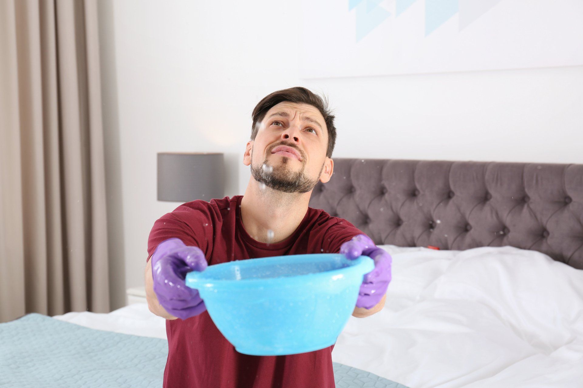 Frau mit Telefon in der Hand