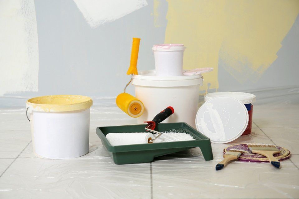 barattoli di vernici e accessori per tinteggiare