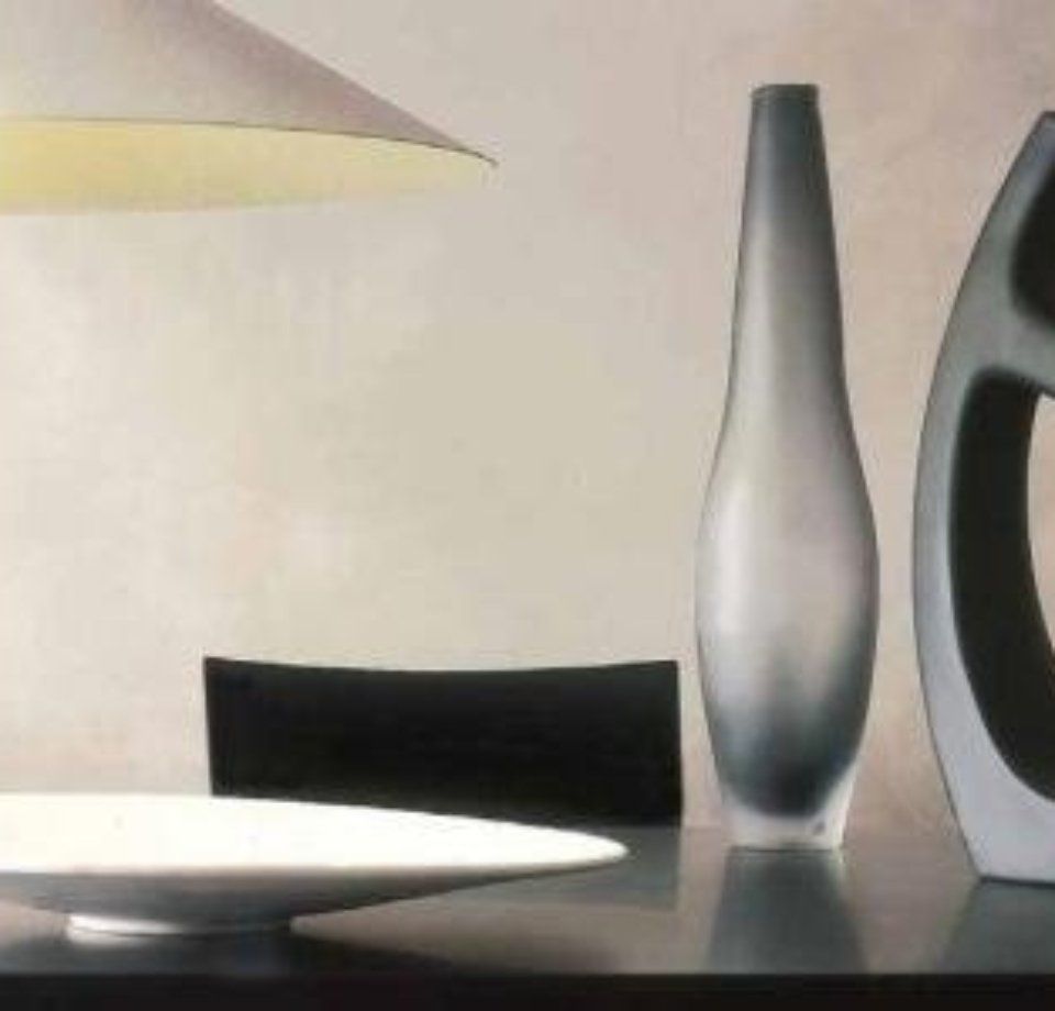 tavolo da salotto e parete grigio chiaro