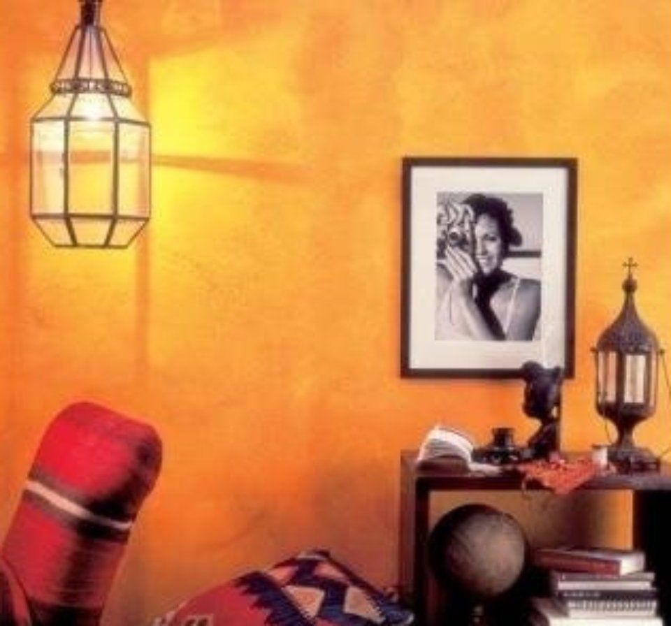 salotto con parete arancione effetto spatolato