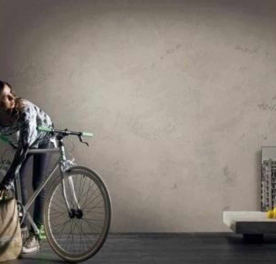 ambiente stile industrial con parete grigia