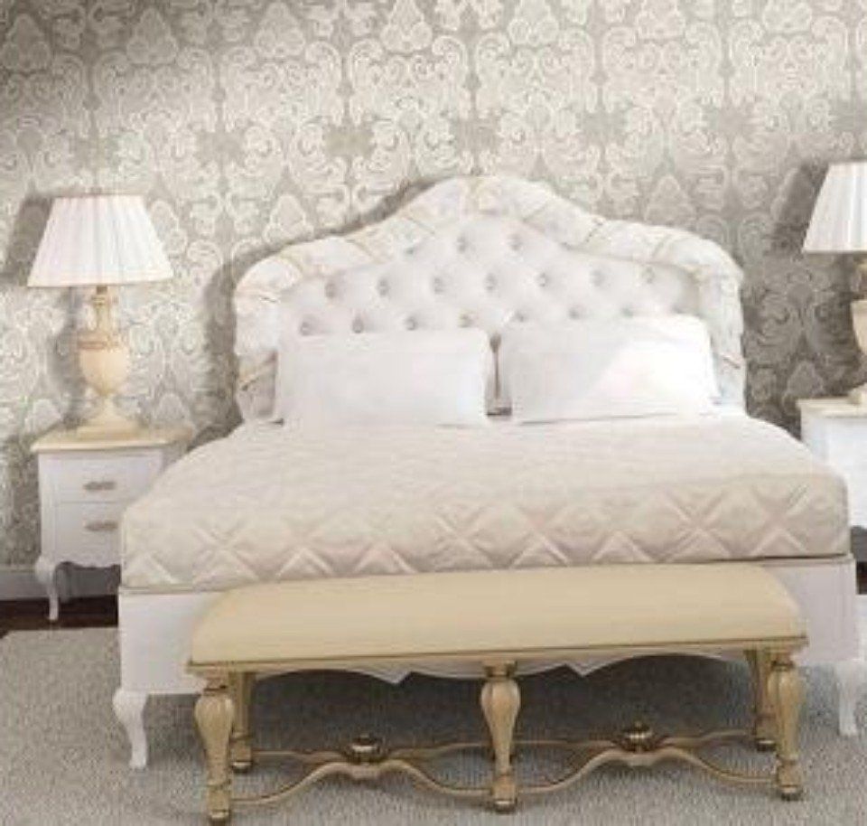 camera da letto con carta da parati raffinata