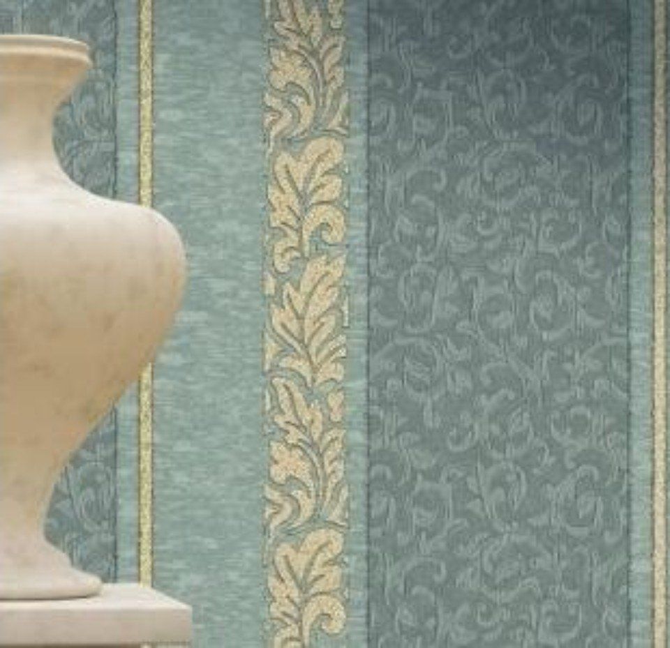 carta da parati con motivi barocchi color carta da zucchero e oro