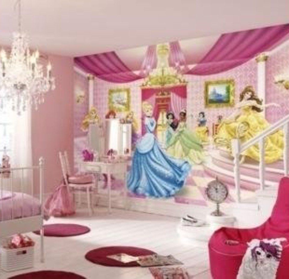 cameretta con carta da parati a tema principesse Disney