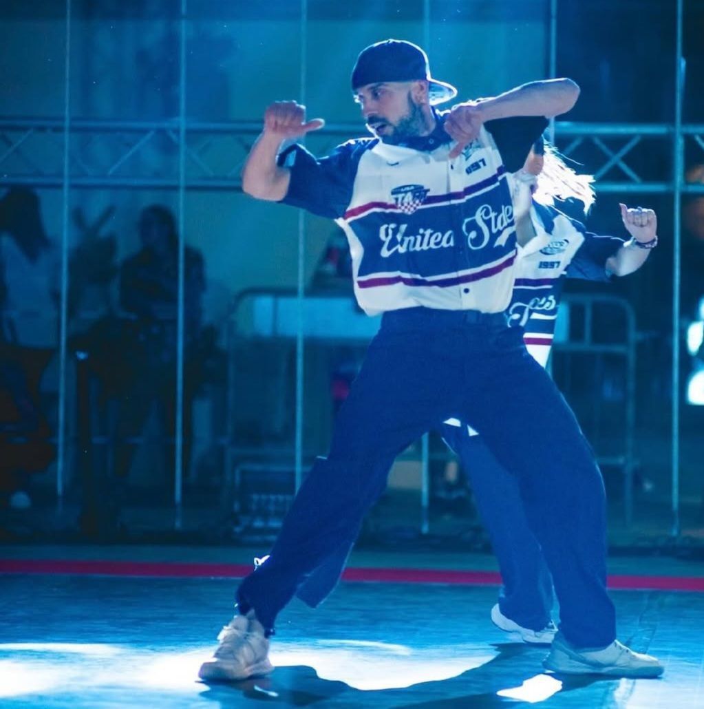 Una ballerina con la scritta 