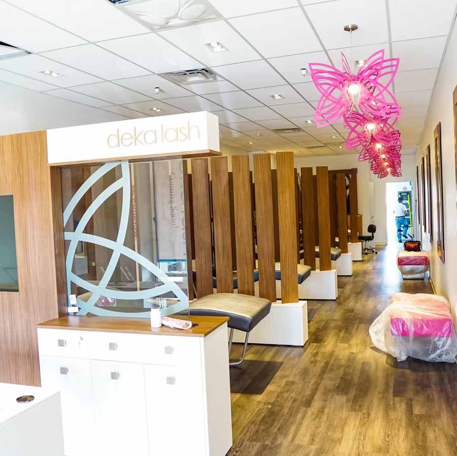 A room with a sign that says dekalash on it