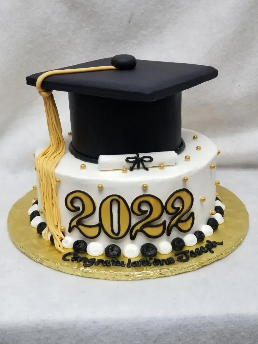 A cake with a graduation cap and the year 2022 on it