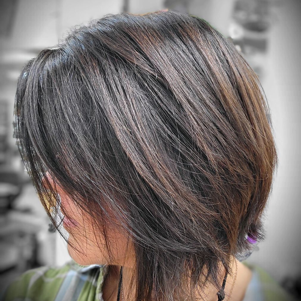A close up of a woman 's hair with highlights