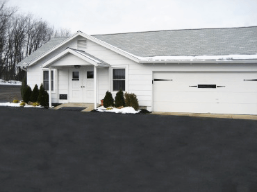 Side view with a garage of the Swigart-Easterling Funeral home.