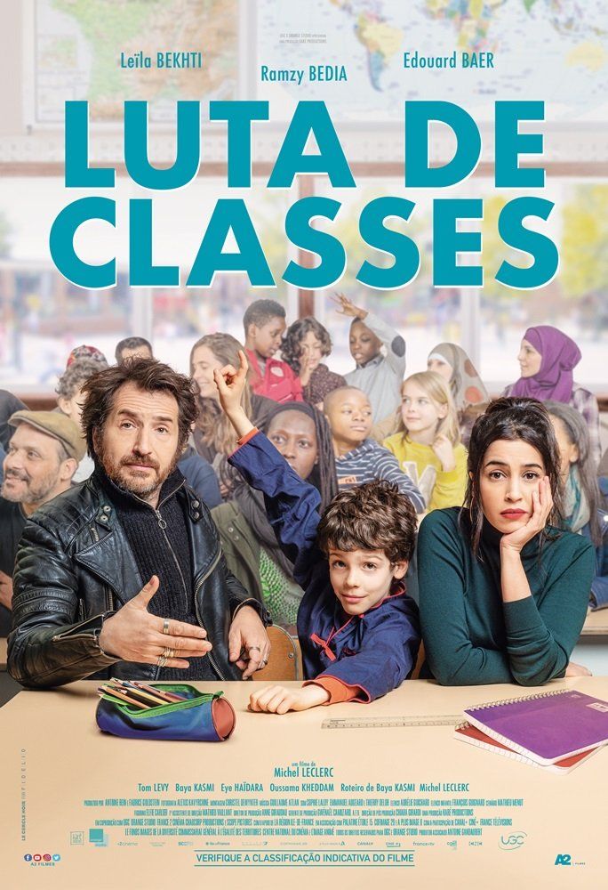 Um pôster do filme luta de classes mostra um grupo de pessoas sentadas em carteiras em uma sala de aula.