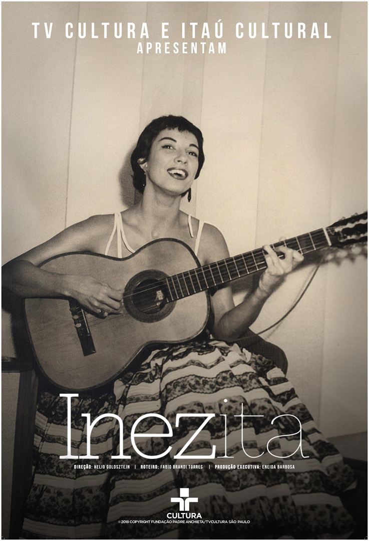 Uma foto em preto e branco de uma mulher tocando violão