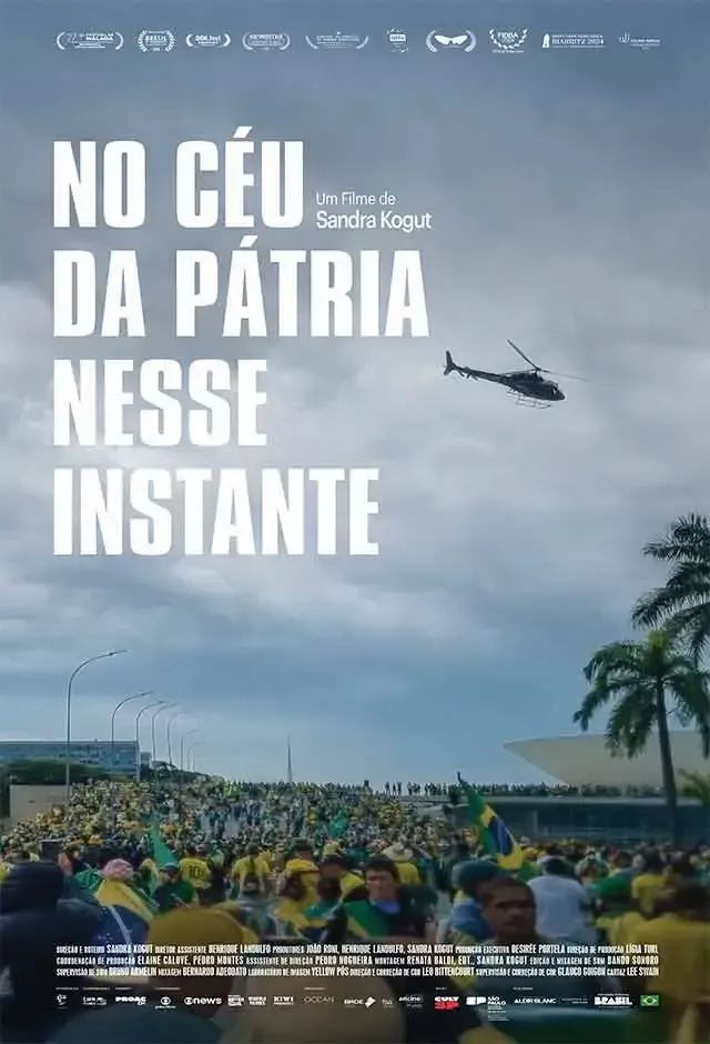 Um homem e uma mulher caminham por uma rua estreita.