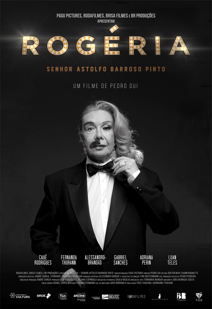 Um pôster do filme Rogeria mostra um homem de smoking e gravata borboleta