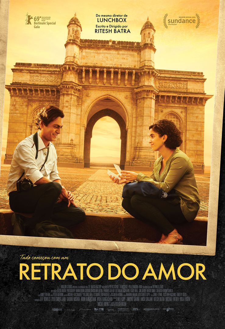 Cartaz do filme retrato do amor mostra um homem e uma mulher sentados um ao lado do outro