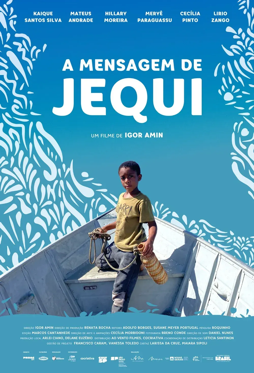Um homem e uma mulher caminham por uma rua estreita.