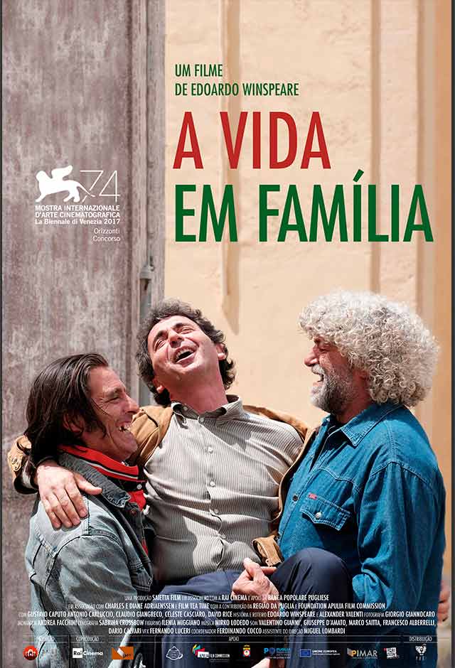 Um pôster do filme vida em família mostra três homens se abraçando.