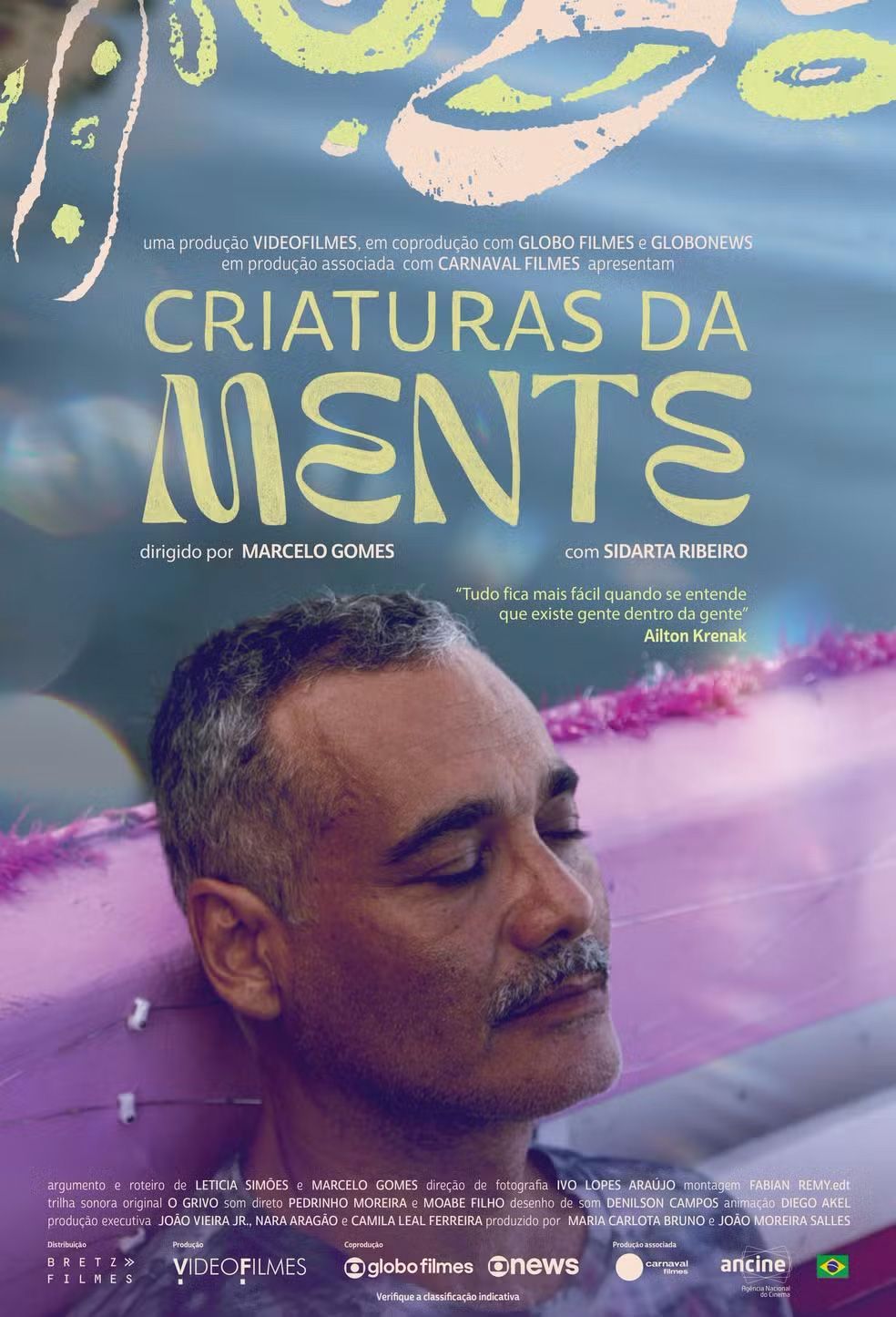 Um homem e uma mulher caminham por uma rua estreita.