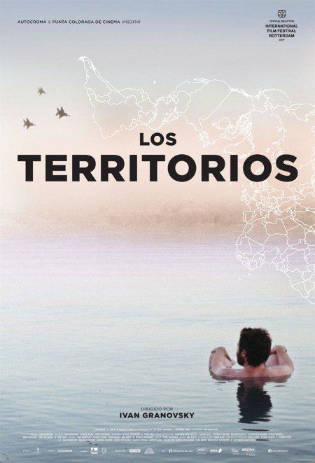Um pôster do filme los territorios mostra um homem na água