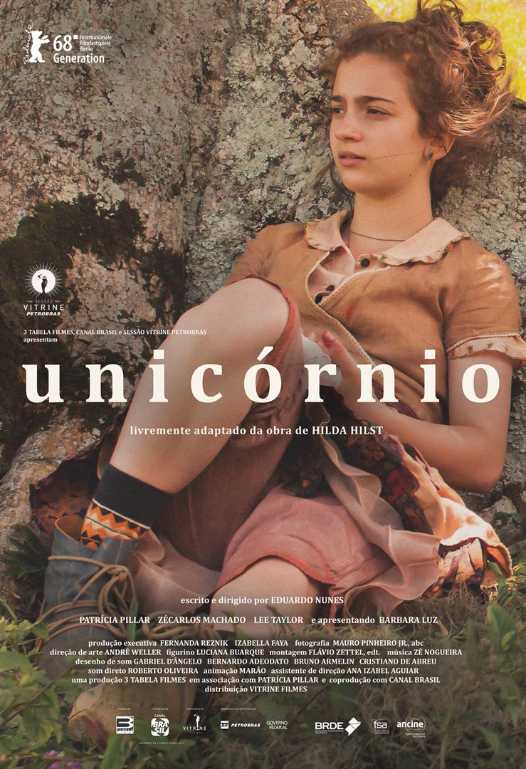 Um pôster do filme unicórnio mostra uma jovem sentada em uma pedra.