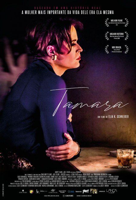 Um pôster de filme de uma mulher sentada à mesa com uma taça de vinho.