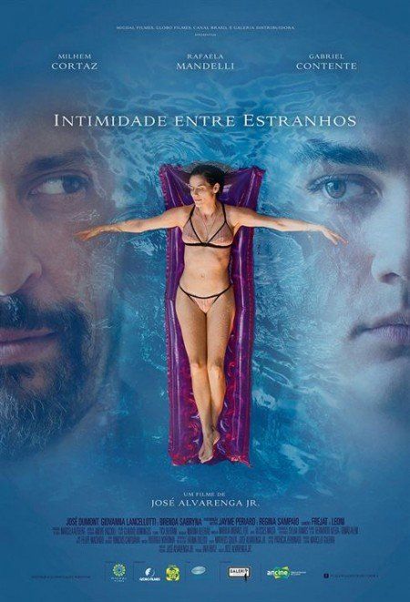 Uma mulher de biquíni está deitada em uma jangada inflável na água.