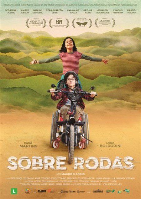 Cartaz do filme sobre rodas mostra uma menina em cadeira de rodas andando de moto