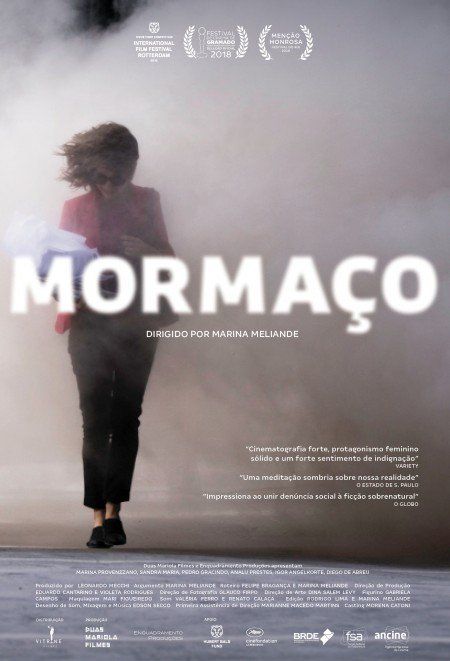 Um pôster do filme mormaco mostra uma mulher andando no meio do nevoeiro