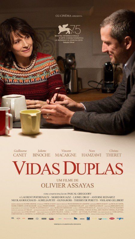 Um pôster do filme vidas duplas mostra um homem e uma mulher sentados em uma mesa.