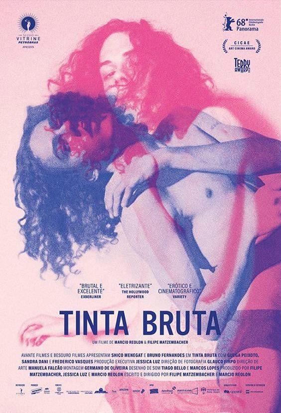 Um pôster do filme tinta bruta mostra um homem e uma mulher se abraçando