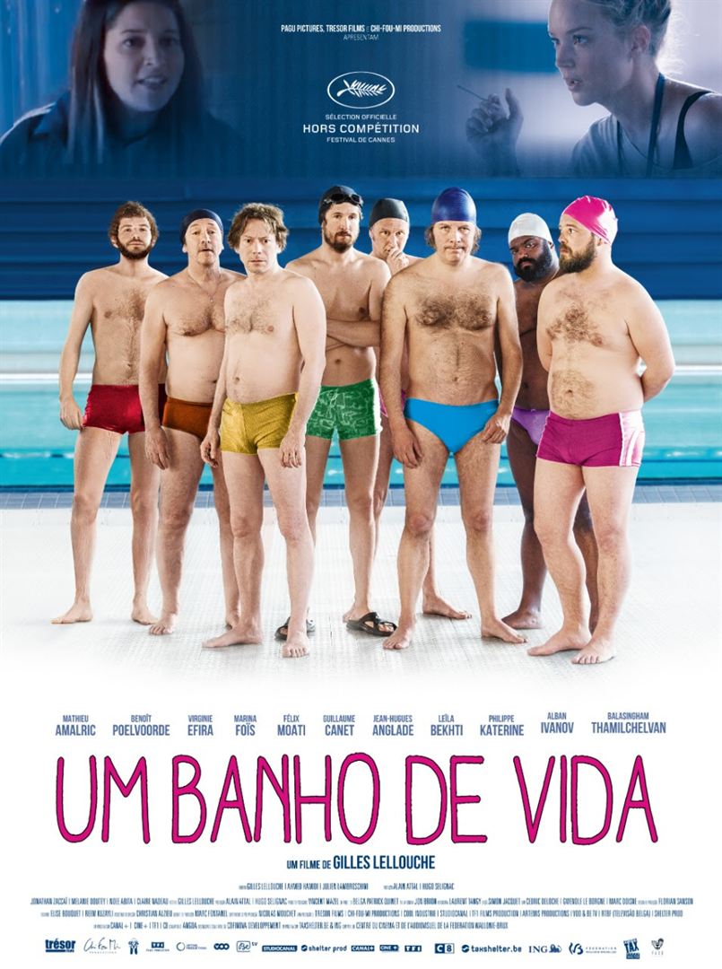 Um pôster do filme um banho de vida mostra um grupo de homens em trajes de banho, um ao lado do outro.