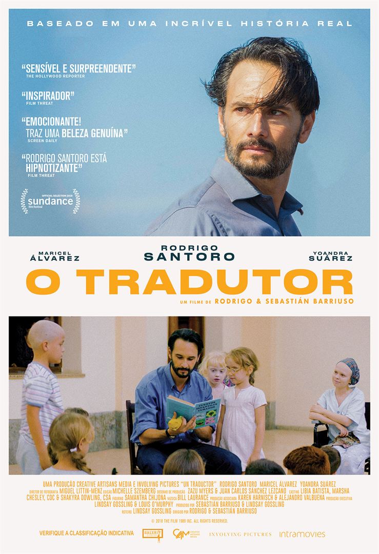 Um pôster do filme O Tradutor mostra um homem lendo um livro para crianças.