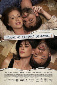 O pôster do filme Todas as Cancoes de Amor mostra um homem e uma mulher deitados no chão.