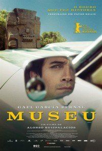Um pôster de filme para museu mostra um homem em um carro