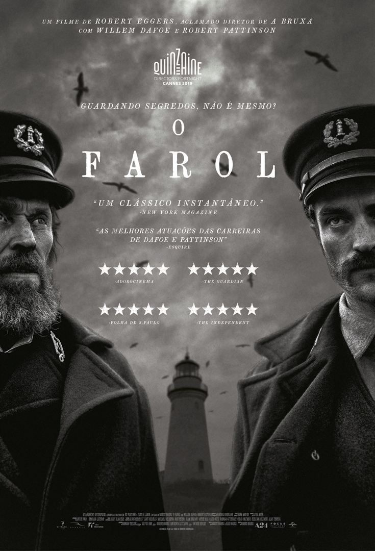 Dois homens estão um ao lado do outro em frente a um farol em um pôster de filme.