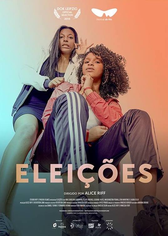 Um pôster de um filme com duas mulheres sentadas uma ao lado da outra.