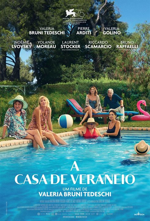 Um cartaz de filme de uma casa de veraneio mostra um grupo de pessoas sentadas à beira de uma piscina.