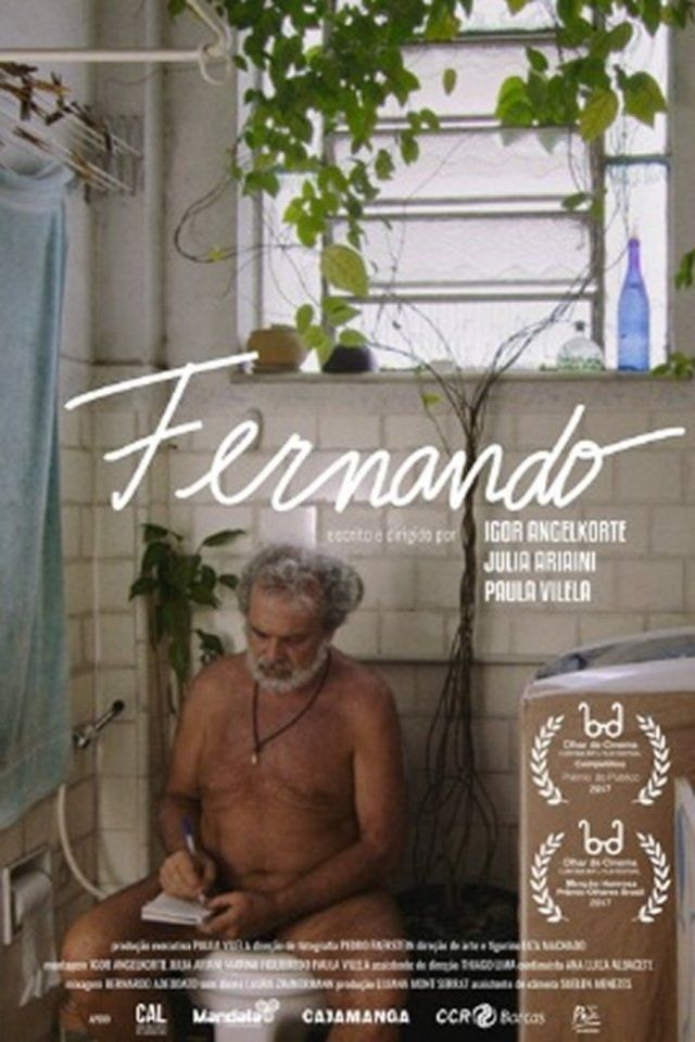 Um homem sem camisa está sentado no banheiro escrevendo em um pedaço de papel.