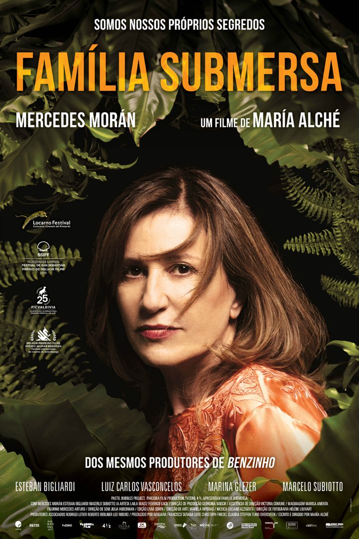 Um pôster do filme familia submersa mostra uma mulher cercada por samambaias.