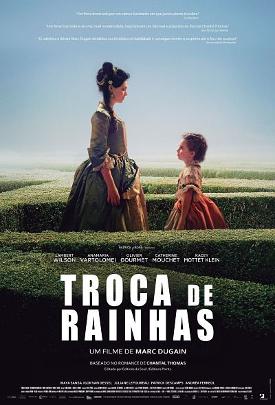 Um pôster do filme troca de rainhas mostra uma mulher e uma menina lado a lado em um labirinto.