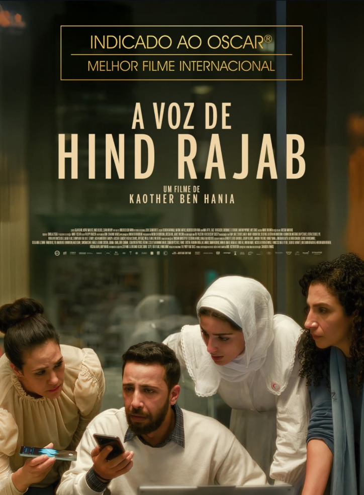 Um homem e uma mulher caminham por uma rua estreita.