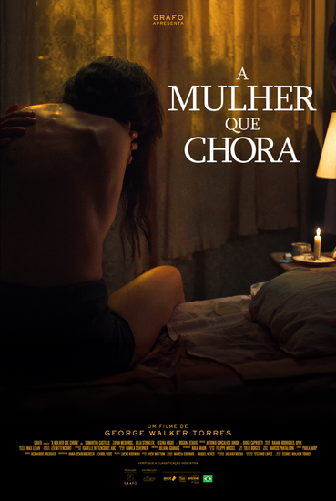 Um homem e uma mulher caminham por uma rua estreita.