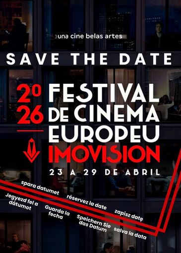 Um homem e uma mulher caminham por uma rua estreita.