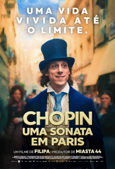 Um homem e uma mulher caminham por uma rua estreita.
