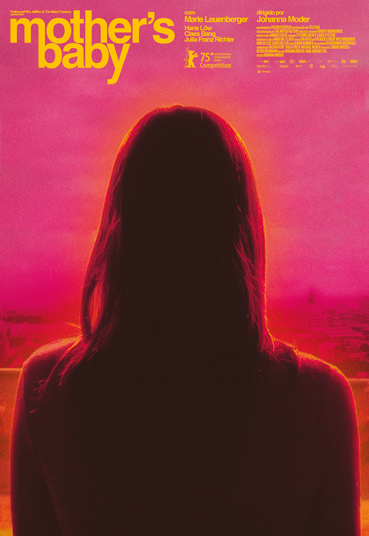 Um homem e uma mulher caminham por uma rua estreita.