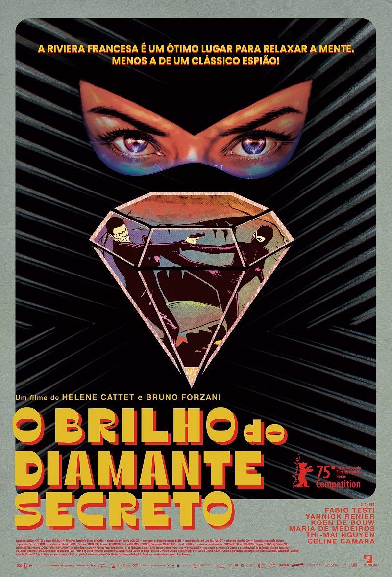 Um homem e uma mulher caminham por uma rua estreita.