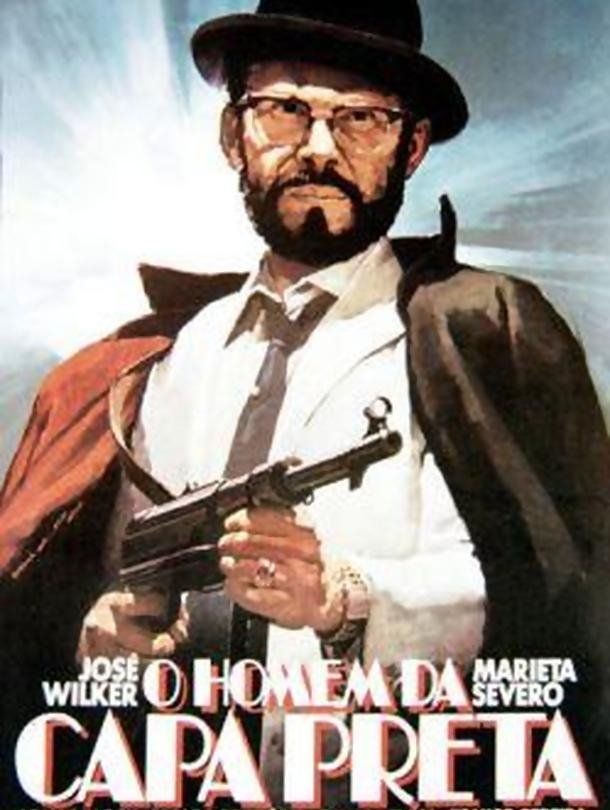 o homem da capa preta